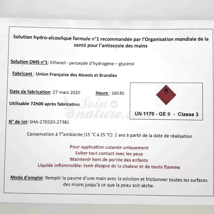 Soluzione idroalcolica ricondizionata in una bottiglia di farmacia